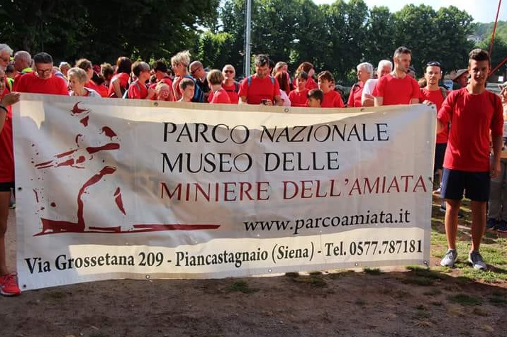 Sali Tredici foto con striscione del parco amiata